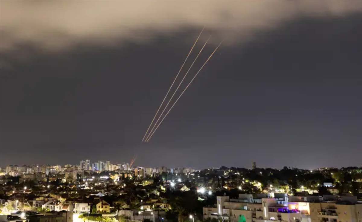 इजराइल ने ईरान पर जवाबी हमले में मिसाइलें दागीं: अमेरिकी अधिकारी
